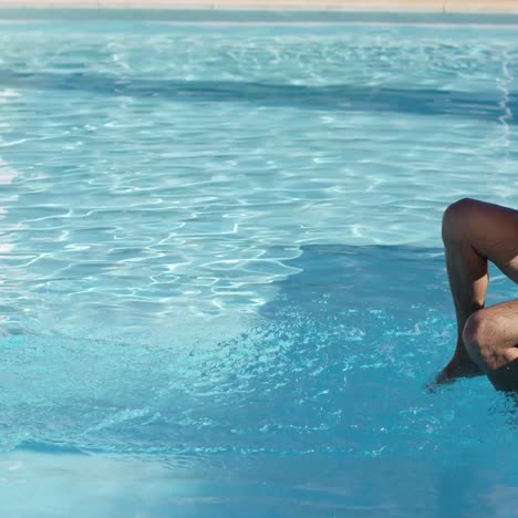 Novia-Salpicando-A-Su-Novio-En-La-Piscina