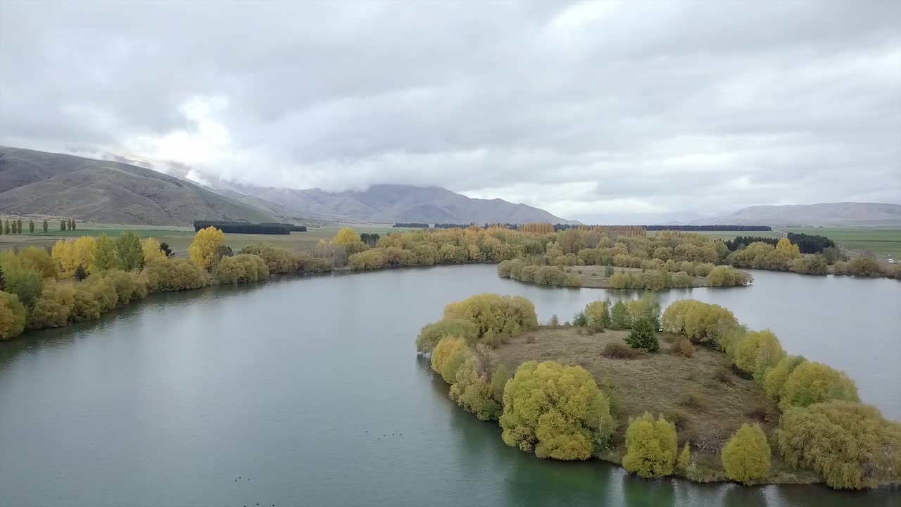 Paesaggio autunnale con lago e montagne