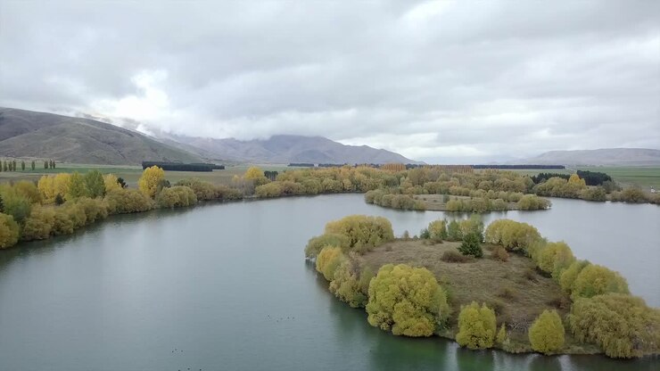 Paesaggio autunnale con lago e montagne