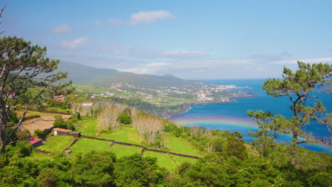 hochblick auf die malerische, lebendige, felsige küste der insel são miguel, azoren, portugal