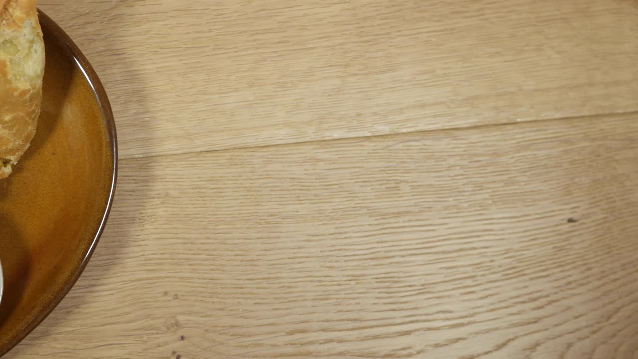 inclinarse hacia un plato de samosa y kachori, bocadillos indios