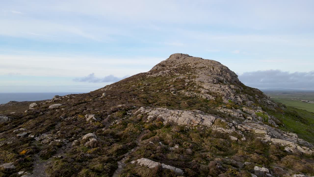 colina rocosa de carn llidi en pembrokeshire, gales