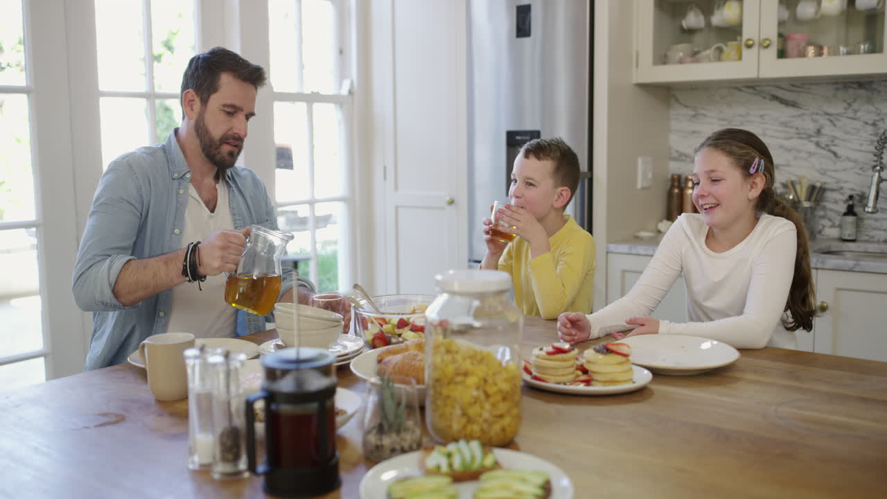 여기 누구도 사과 주스를 거부하지 않아요!