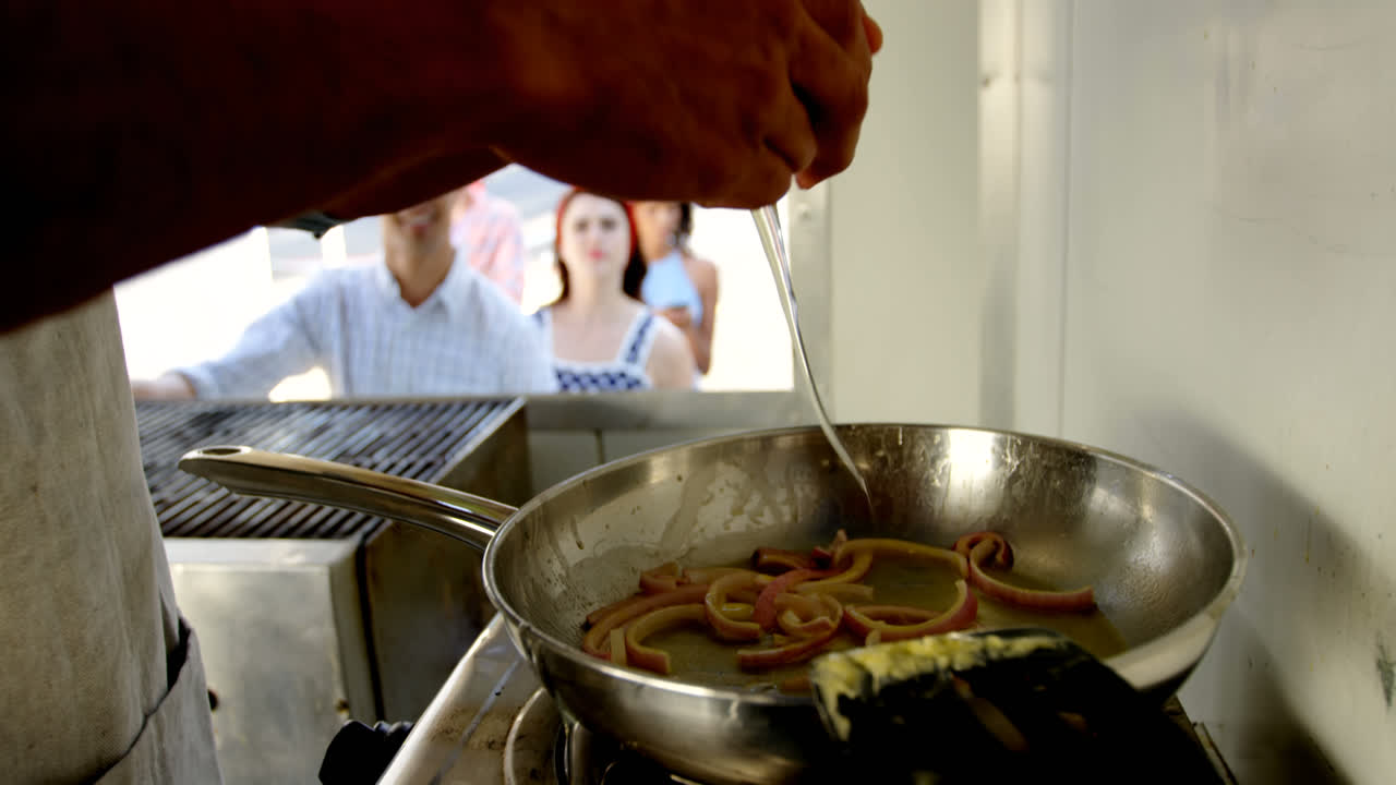 camarero trabajando en el mostrador de un camión de comida