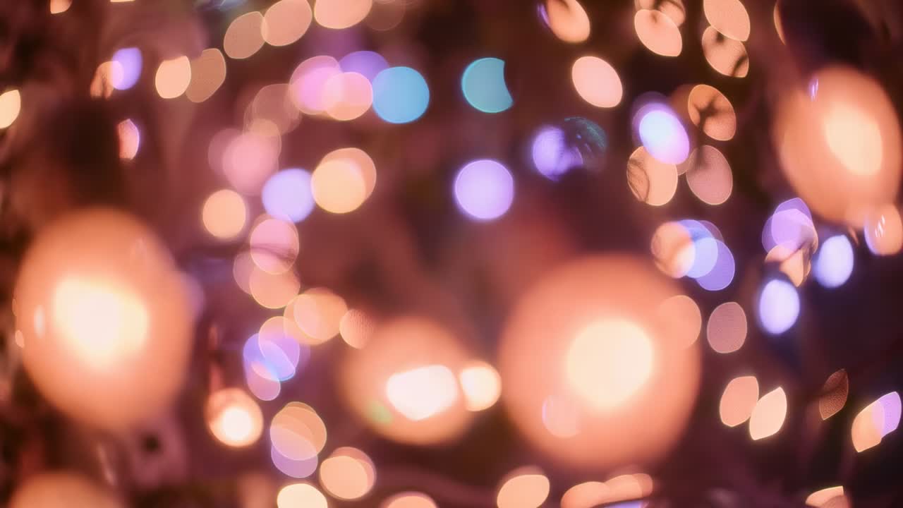 Pulserende bokeh-lys, der skifter farve og fokuserer i et dunkelt rum, efter en kølig blå glød afslører en facetteret pære