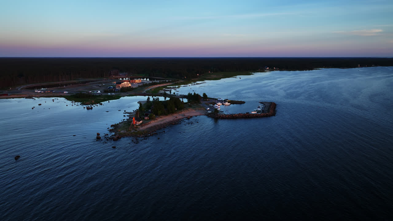 vista aérea alrededor de la isla de keskuskari, una noche soleada en kalajoki, finlandia