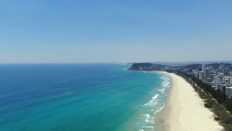 Subida-Lenta-Hacia-Arriba---Imágenes-De-Drones---Hermosa-Vista-De-Las-Cabezas-De-Burleigh---Vida-Costera-En-La-Costa-Dorada,-Queensland-Australia