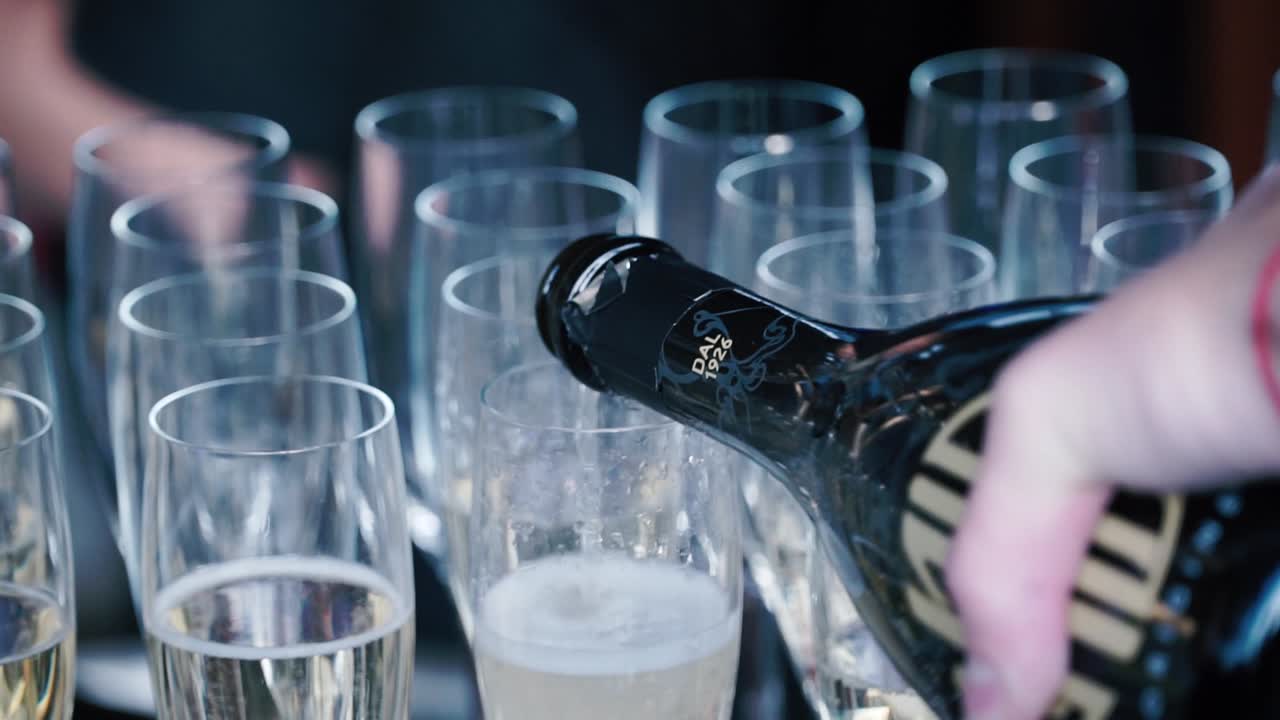 페인을 컵에 부는 것