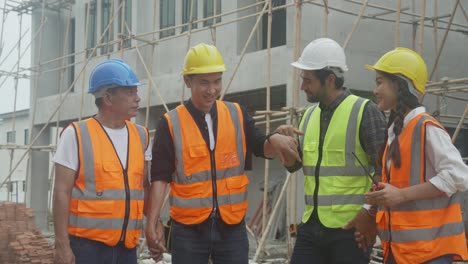 trabajo en equipo arquitecto armonioso con las manos para el logro juntos, ingeniero y sitio de construcción, equipo constructor y contratista desarrollo residencial mientras exitoso, colega y amistad.