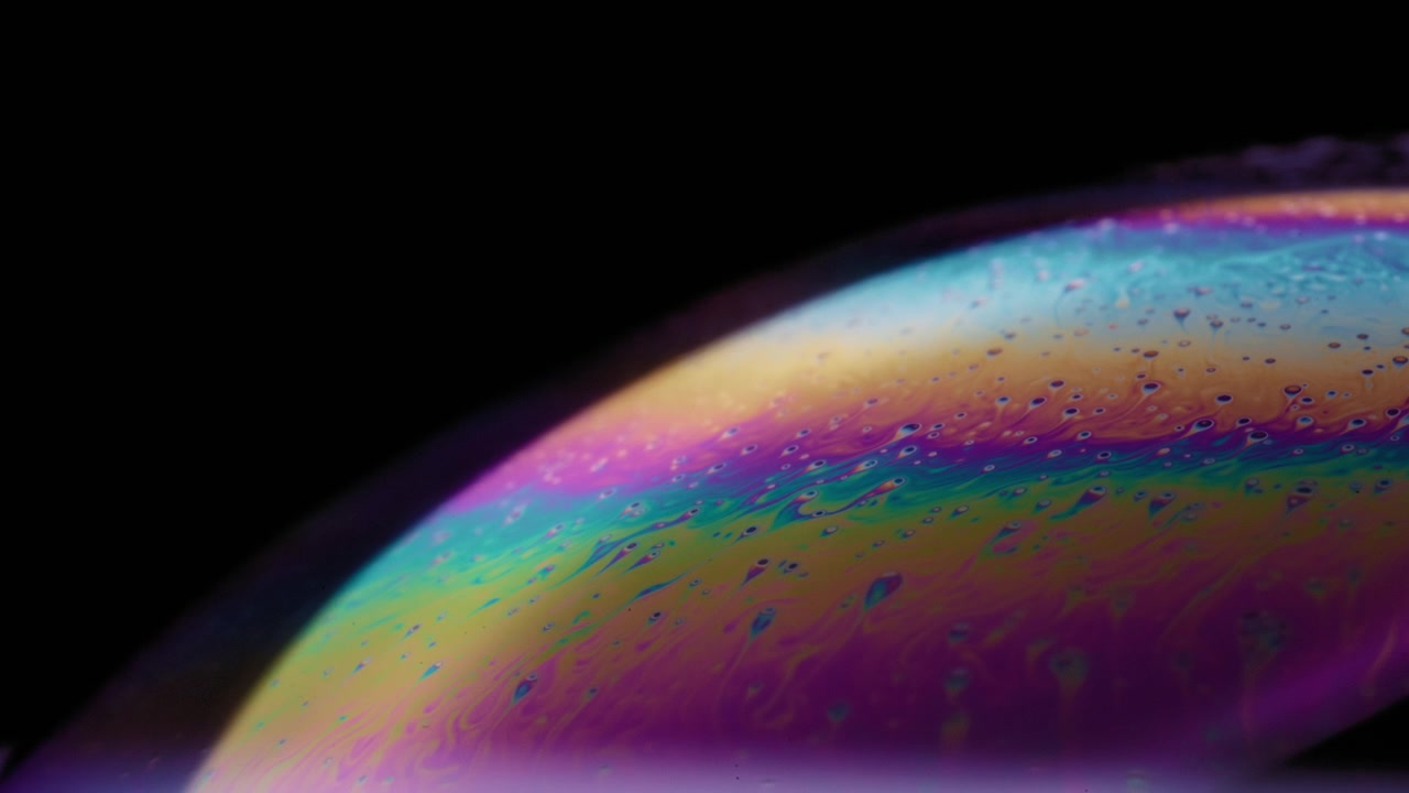 Superficie liquida colorata di una bolla di sapone