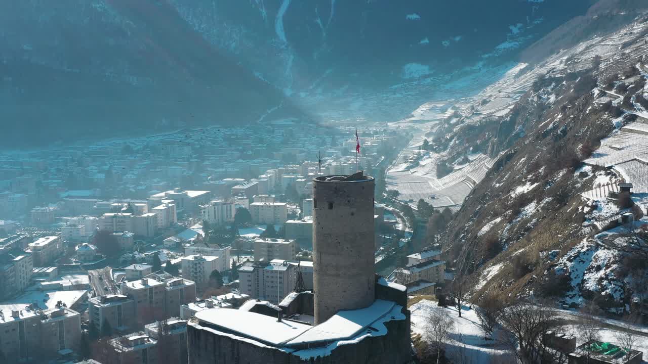 excelente vista aérea de martigny, suiza, enclavada en las montañas