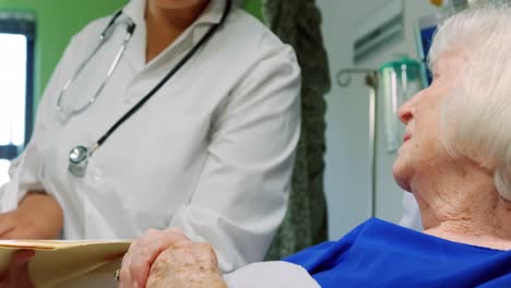 médico interactuando con un paciente anciano activo 4k