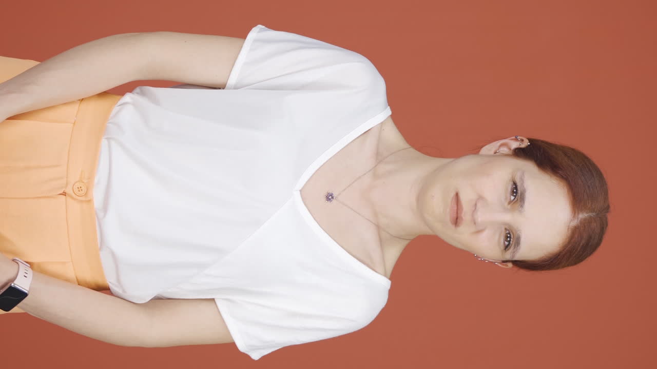 el video vertical de la mujer es repugnante.