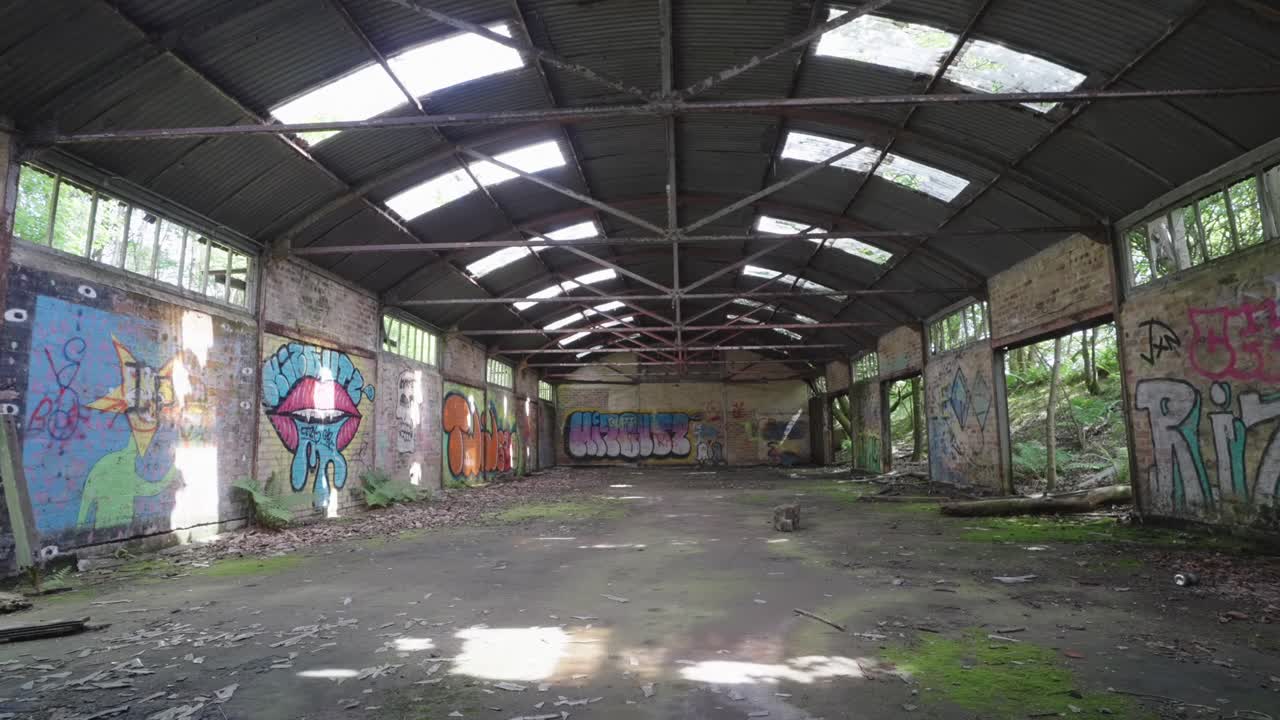 monumento misterioso, lugar abandonado en desuso, nadie, graffiti, edificio envejecido