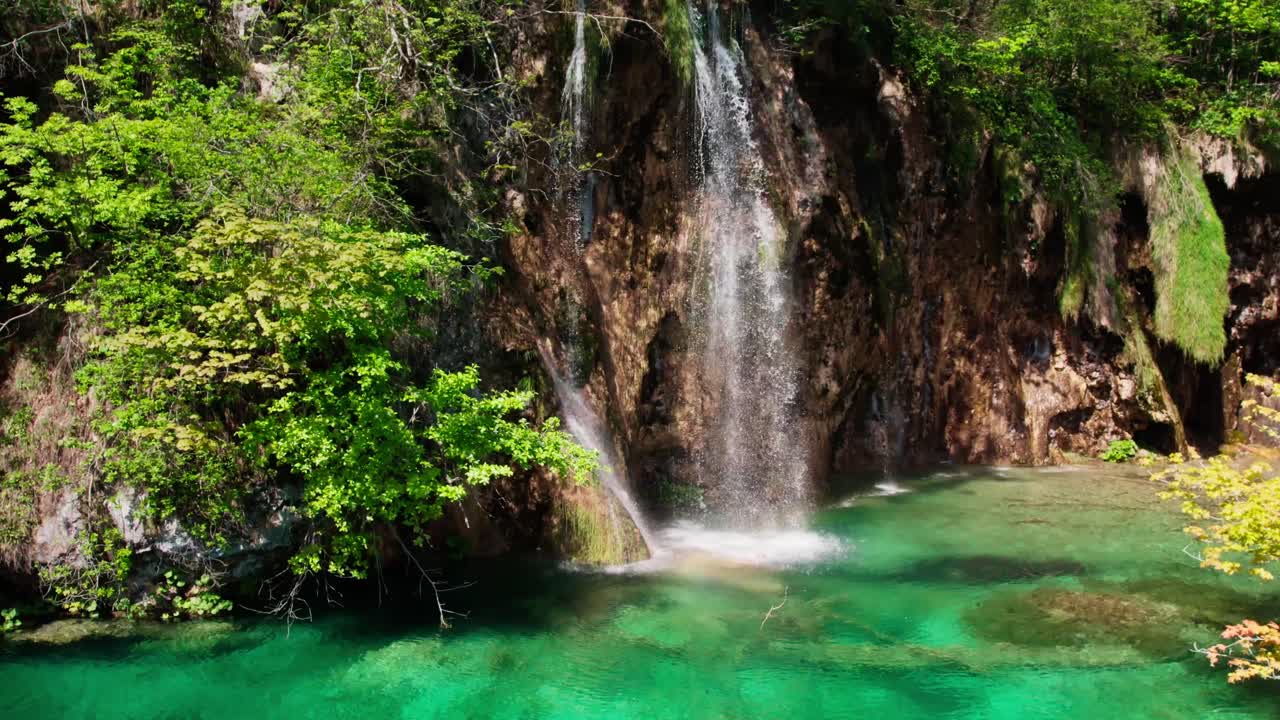cascadas con agua clara en el parque nacional de plitvice, croacia - despegue aéreo