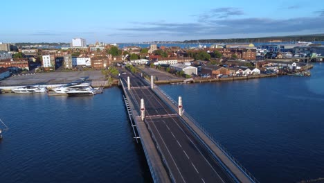 puente de velas gemelas en poole abriéndose para que los barcos naveguen aunque6