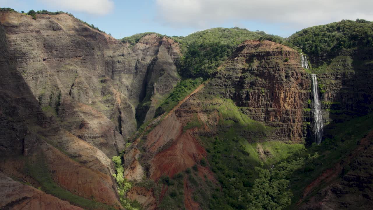 espectacular toma aérea sobre la cascada de waipo'o en el cañón de waimea