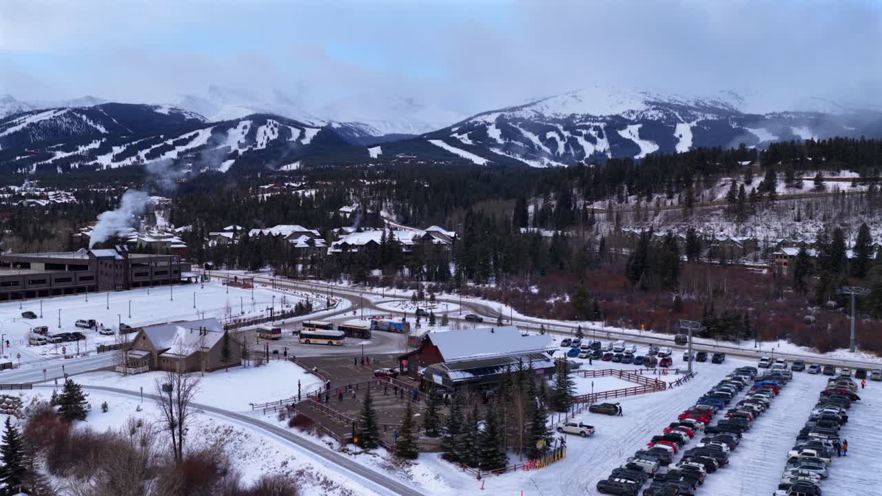 Mattina invernale nel centro di Breckconnect Gondola, vista aerea da drone del Colorado, pista da sci di Breckenridge Ski Resort, Ten Mile Range, Montagne Rocciose, gennaio, auto nel parcheggio, neve fresca, movimento circolare a destra