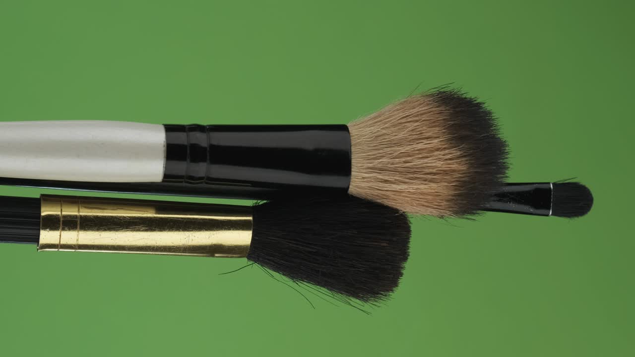 Horisontal rotation af makeupbørsten på grøn skærm. Nærbillede.