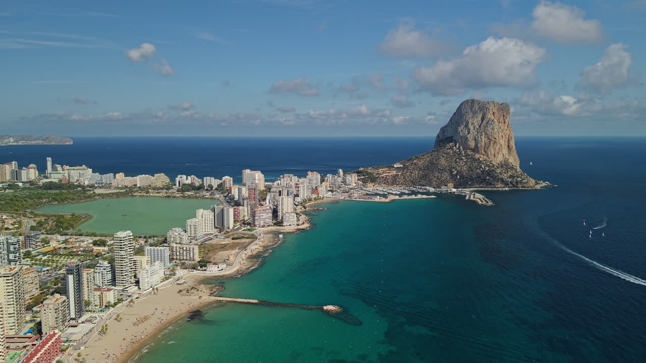 Vista aerea delle spiagge di Calpe e del Peñón de Ifach sulla Costa Blanca, Spagna.