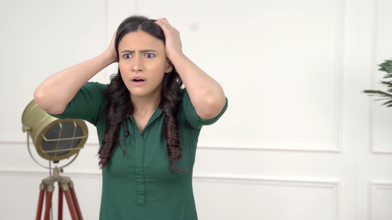 충격을 받은 인도 여성은 큰 눈을 뜨고