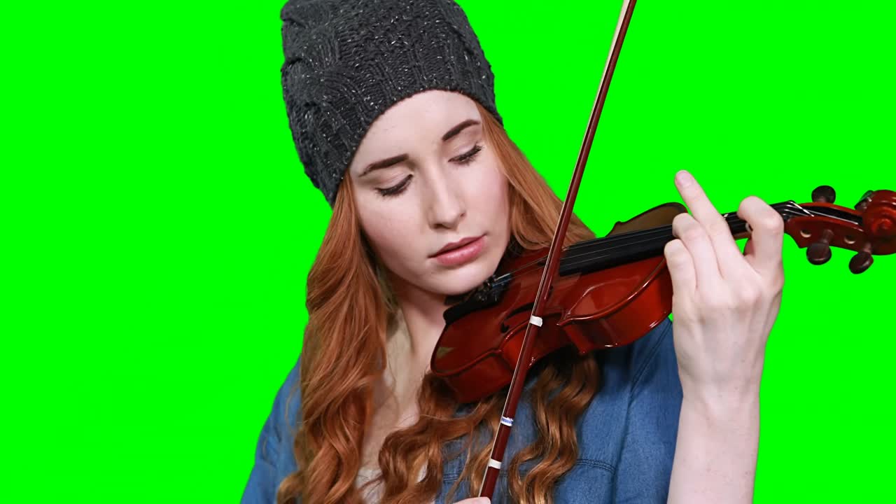primer plano de una música femenina tocando el violín