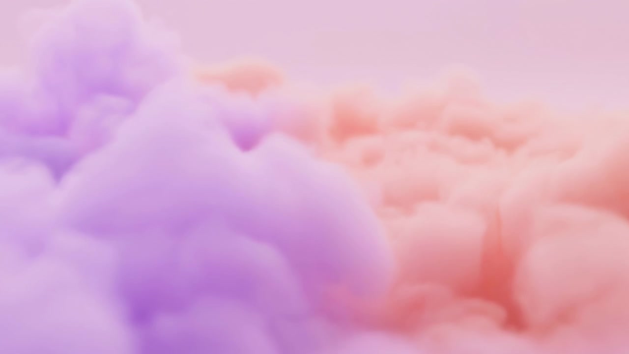 Nuvole soffici rosa e viola che fluttuano sopra l'orizzonte, formazioni simili a cotone che si muovono nel caldo bagliore dell'alba, sereno