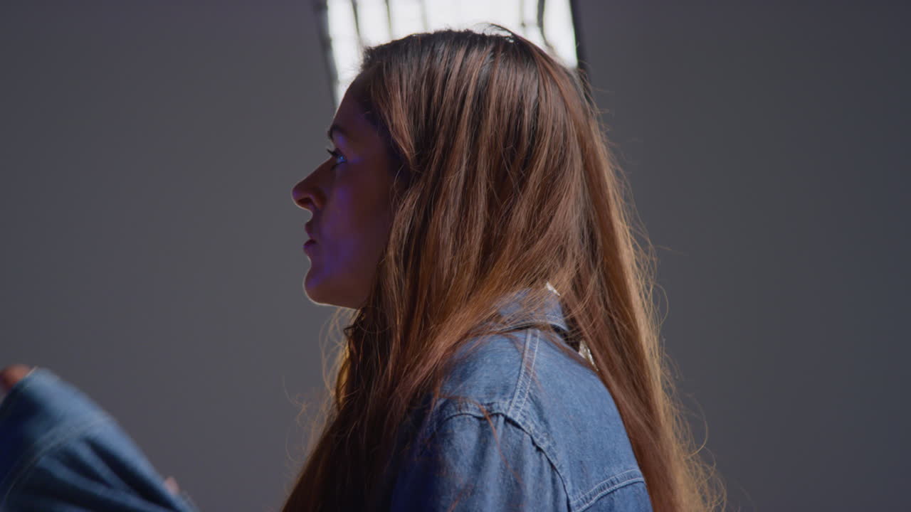 남성과 여성 배우가 영화 세트 4의 스튜디오에서 영화 또는 비디오 장면을 촬영하는 클로즈업