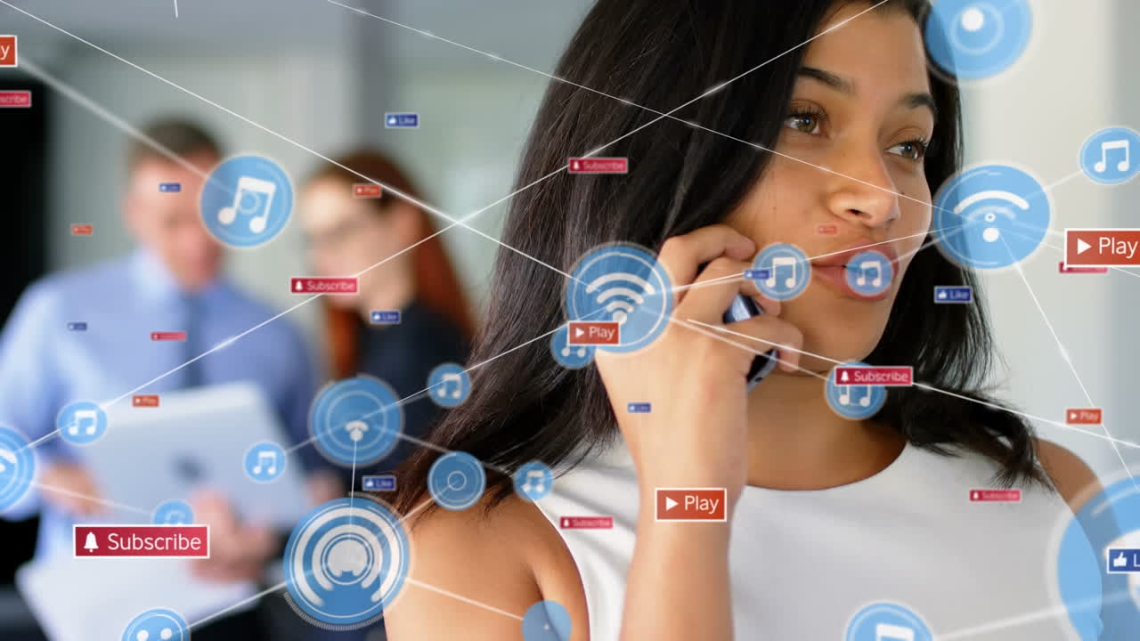 animación de iconos digitales y de redes sociales sobre una mujer biracial hablando en teléfono inteligente en la oficina