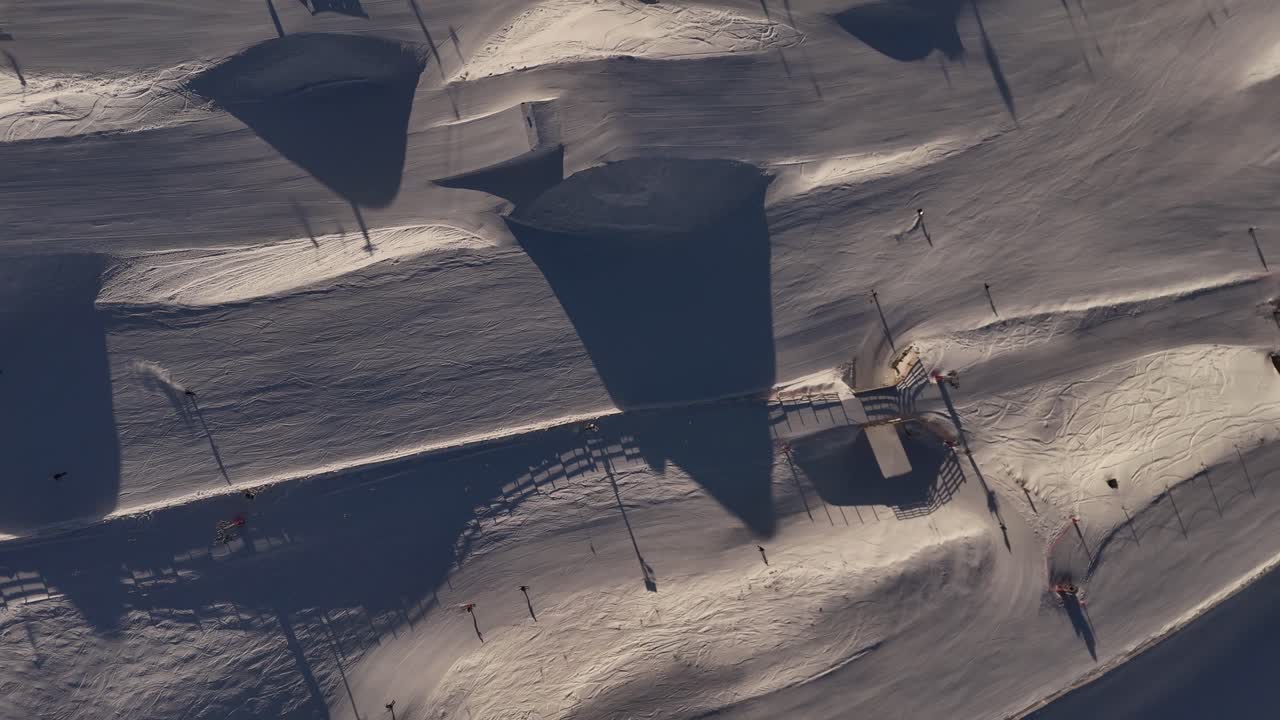 Vista dall'alto di persone che sciano nella splendida stazione sciistica di Cardrona all'alba, Nuova Zelanda