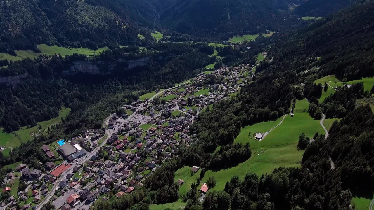 vuelo panorámico sobre el pueblo de champéry-1