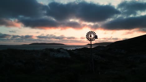 Drone-Disparado-Sobre-La-Playa-Crepuscular-Al-Atardecer-Volando-Cerca-De-Un-Molino-De-Viento,-Esperace,-Australia-Occidental