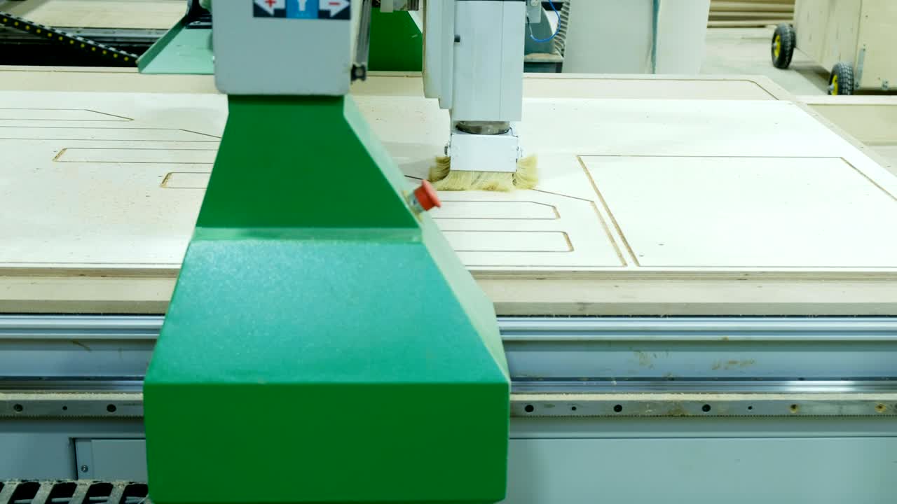 현대적인 목재 가공 기계: 합판 판에서 곱슬 모양의 조각을 잘라 목재 가구 생산