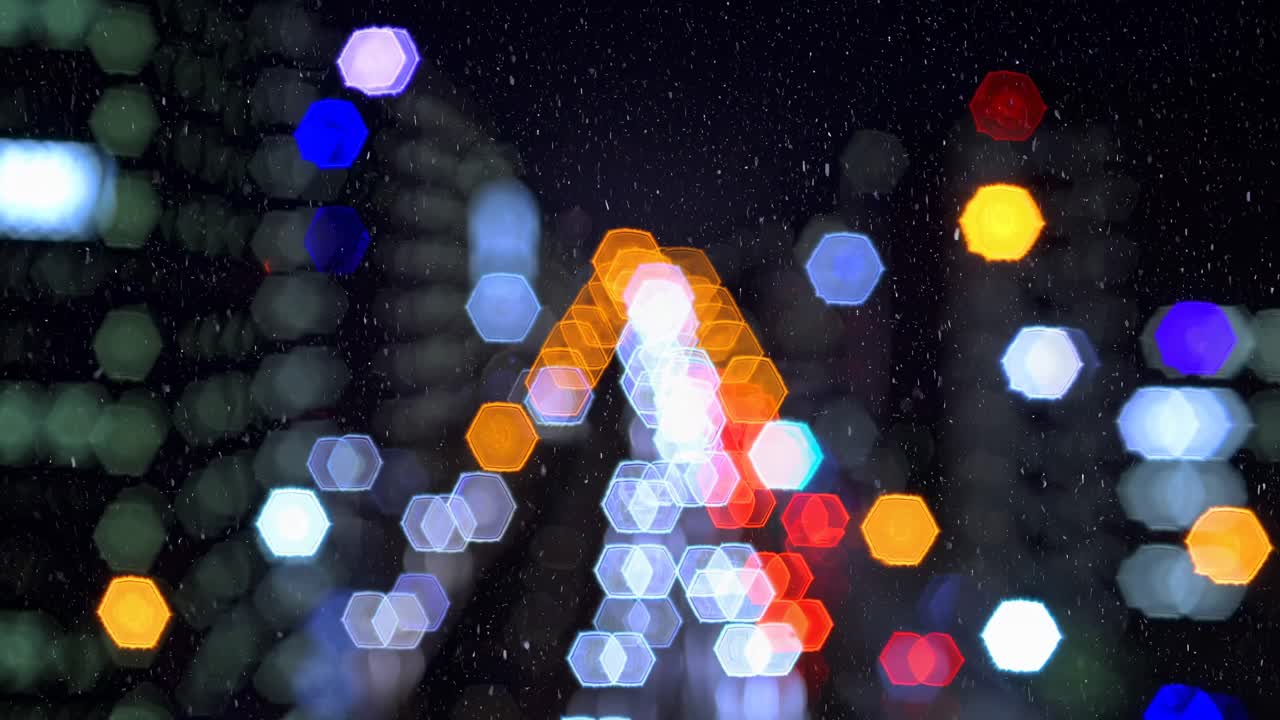 Paesaggio urbano astratto con luci bokeh colorate e gocce di pioggia, ripreso da un angolo basso