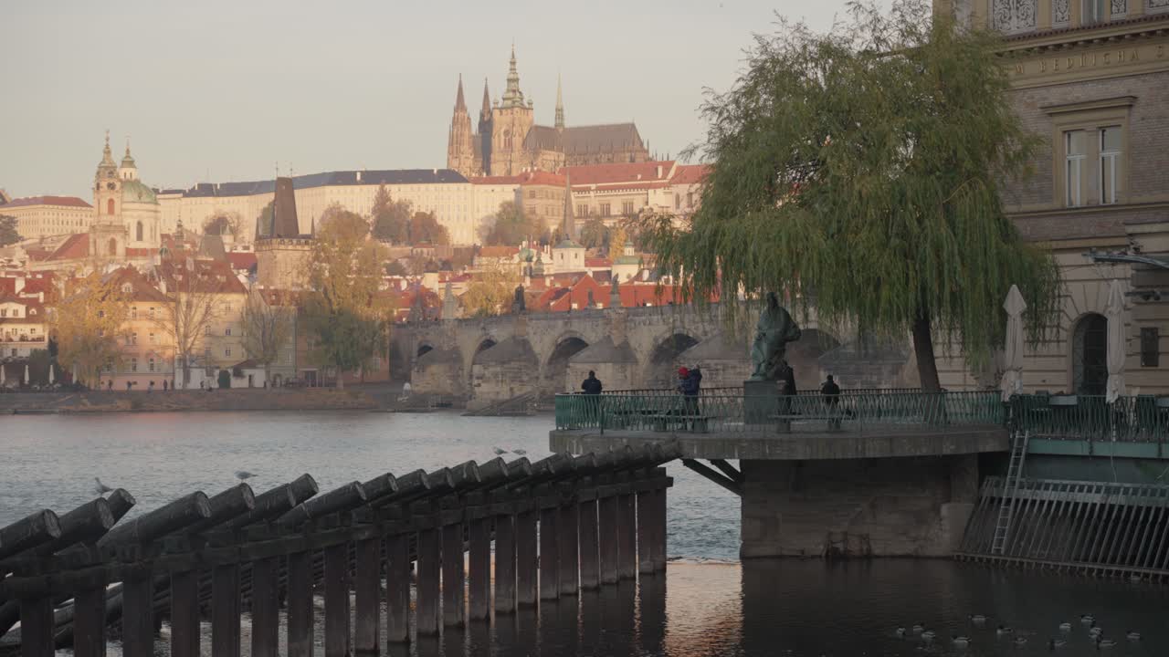 Paesaggio urbano di Praga lungo il fiume Moldava