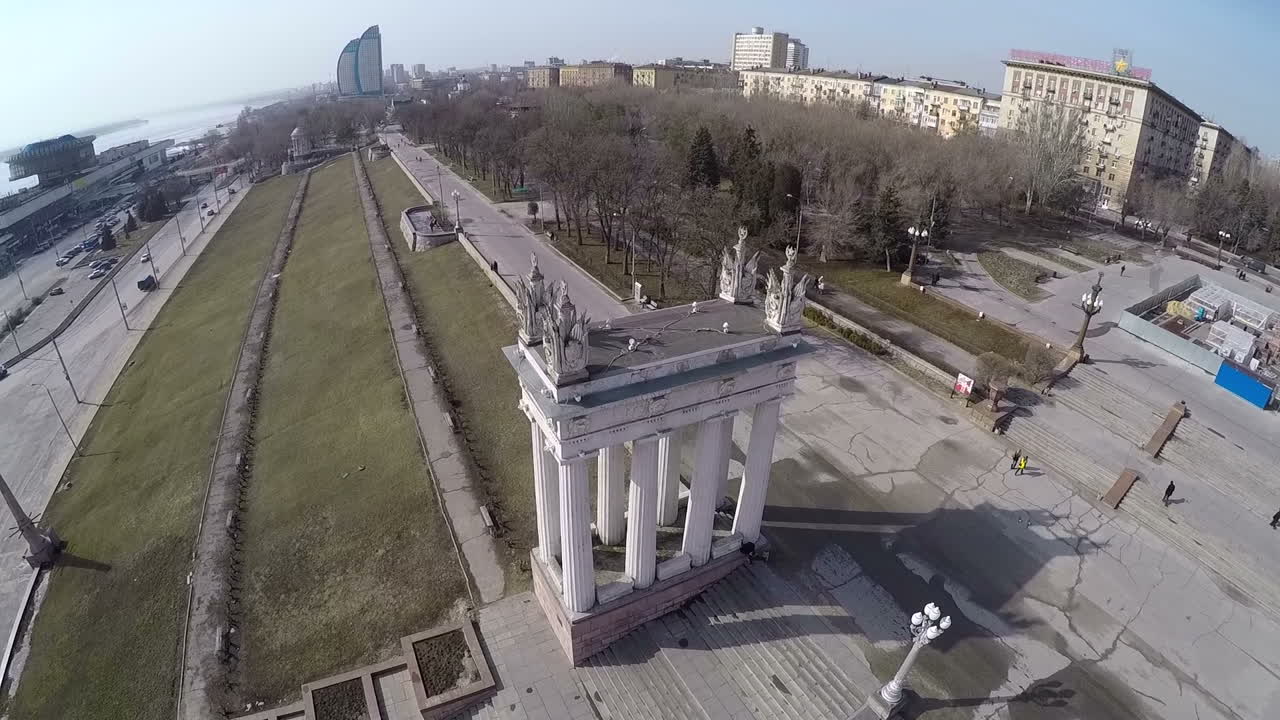 escaleras y columnas en el terraplén en volgograd, rusia