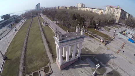 Escaleras-Y-Columnata-En-El-Terraplén-En-Volgogrado,-Rusia.