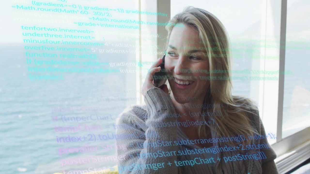 Donna che parla al telefono con animazione di elaborazione codice su sfondo oceanico