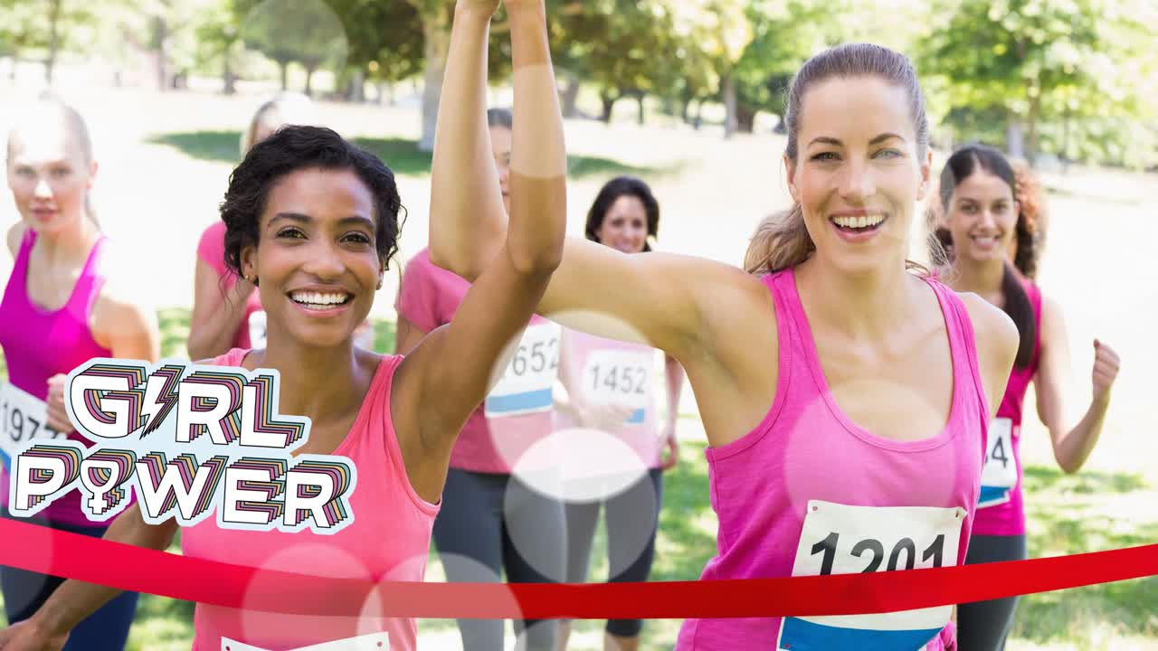 소녀 파워 텍스트의 애니메이션 다양한 그룹의 다양한 그룹의 웃는 여성