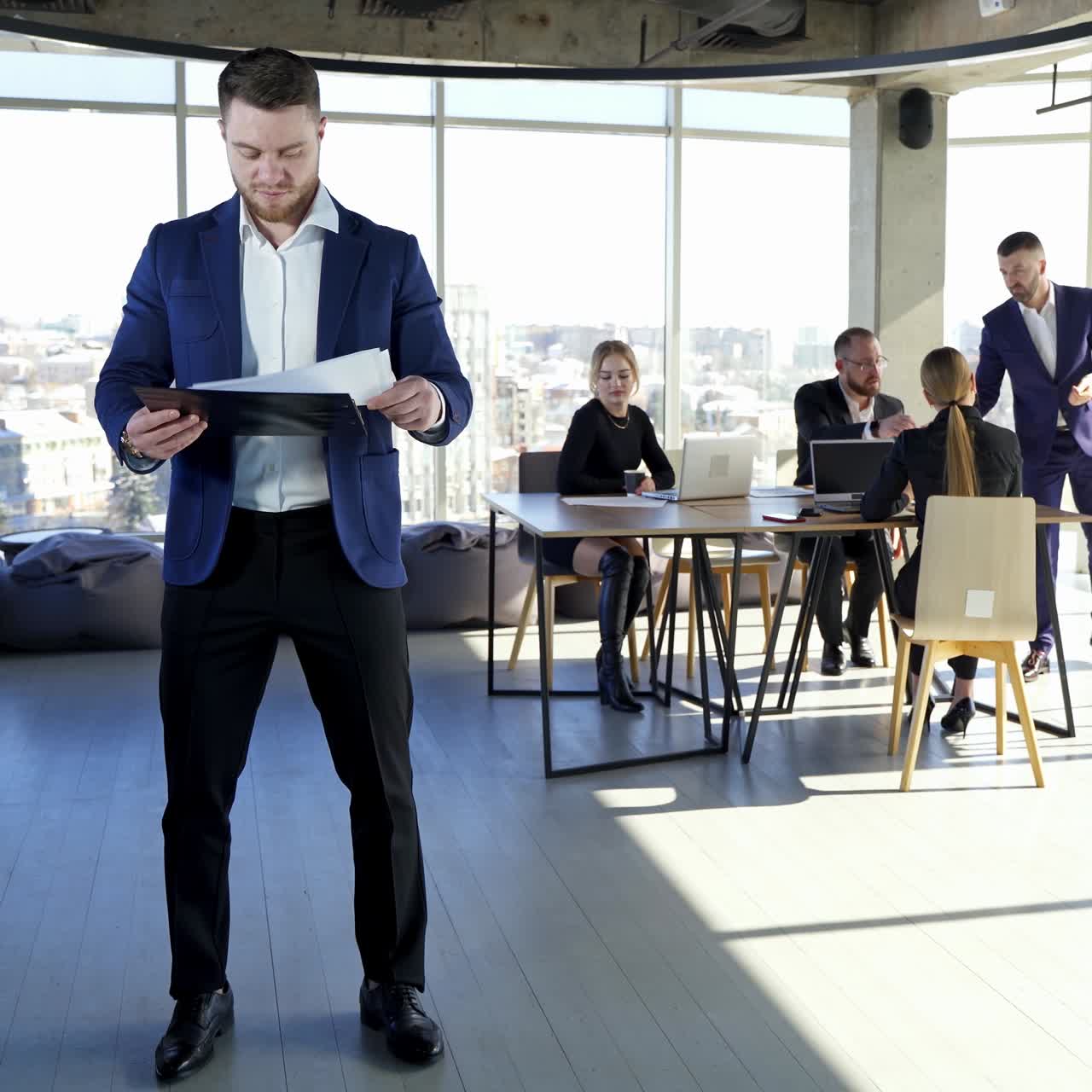 Bell'uomo d'affari che pensa a un nuovo progetto. Riunione di lavoro di gruppo in un ufficio elegante