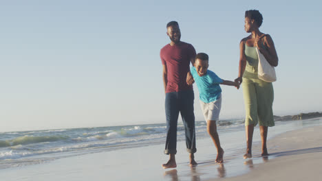 Video-Einer-Glücklichen-Afroamerikanischen-Familie,-Die-Spaß-Am-Strand-Hat