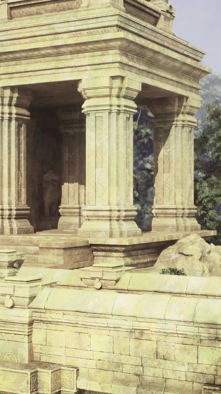 Un antico complesso di templi è immerso tra alberi e rocce verdeggianti