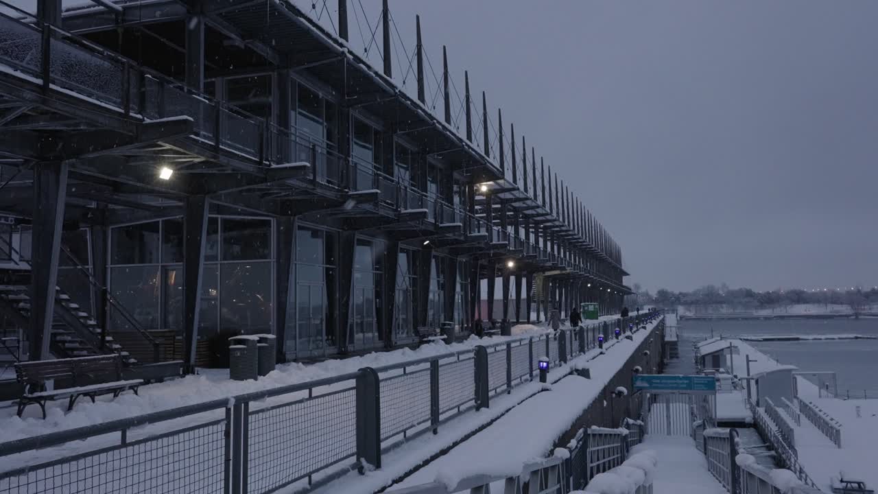 겨울 동안 차가운 빈 페리 선착장