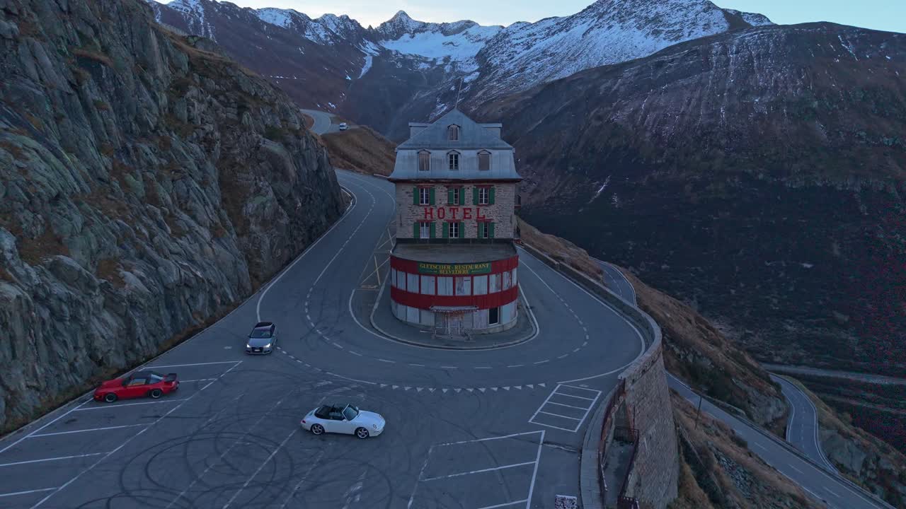 Vista dall'alto dell'Hotel Belvedere sulle curve del Passo del Furka, Alpi svizzere.