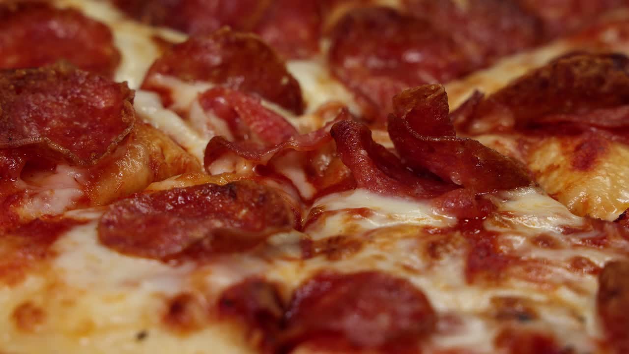 primer plano de una pizza de pepperoni que se está comiendo