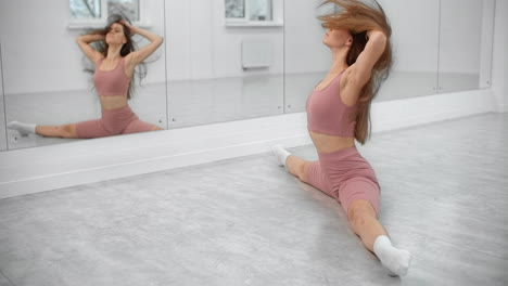 mujer estirándose en el estudio de baile