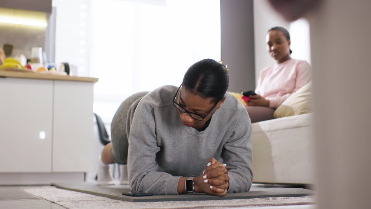 mujer haciendo deporte en casa