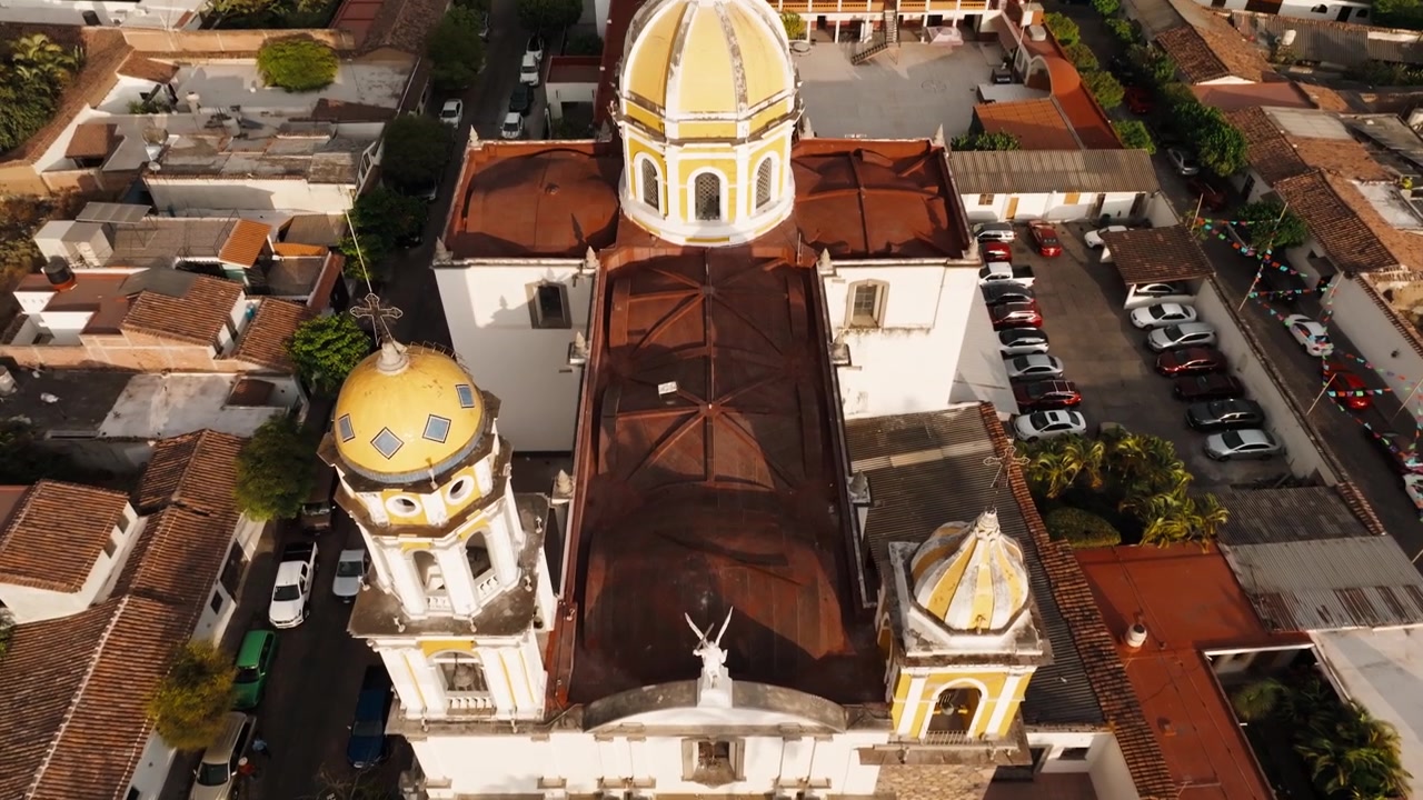 Vista aerea dall'alto della Plaza Principal de Comala e della chiesa coloniale di San Miguel Arcángel a Comala, Colima, Messico.