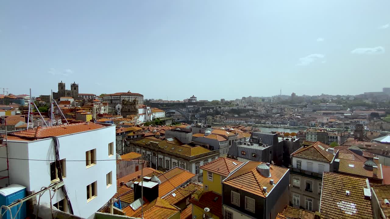 두에로 강에 있는 포르투갈의 포르토 시의 파노라마, 리베이라 지구의 역사적인 건물 옥상, 다리 폰테 루이스 i