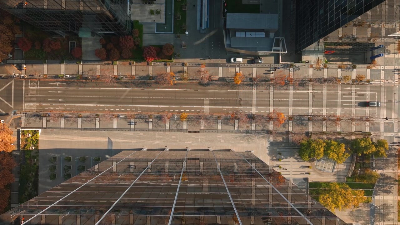 Viale e facciata di grattacielo a Nueva Las Condes Santiago del Cile, ripresa aerea zenitale con drone